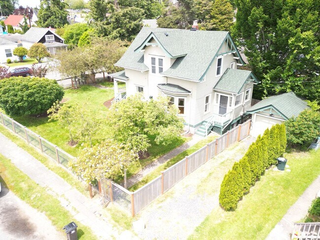 Building Photo - 1631 Oakes Ave