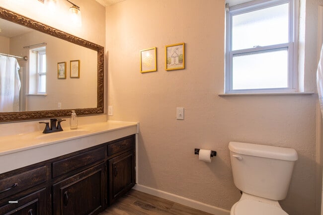 Building Photo - 5604 Greentree Ave