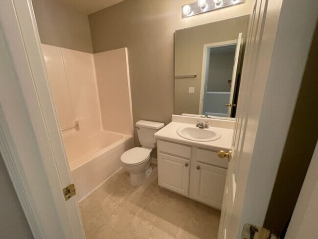 Building Photo - 804 Walnut Woods Dr