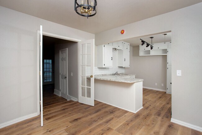 Building Photo - Fully updated Sunrise Home