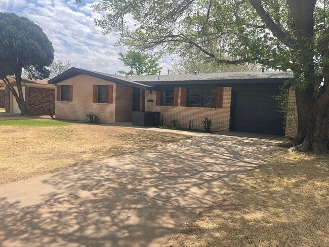 Building Photo - Pre-leasing for Fall! Adorable Remodeled House in Prime Location!