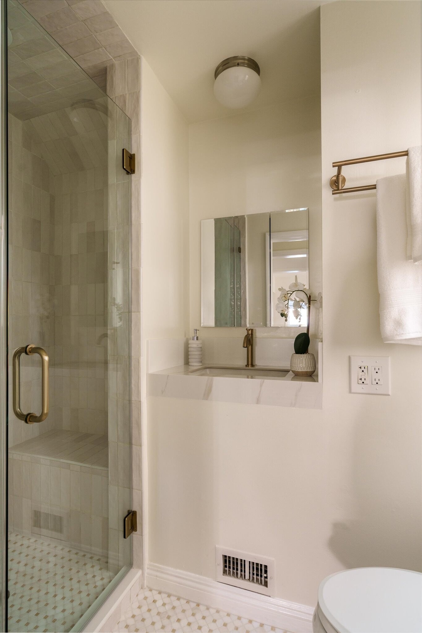 Smaller bathroom with large shower - 215 S Poinsettia Pl