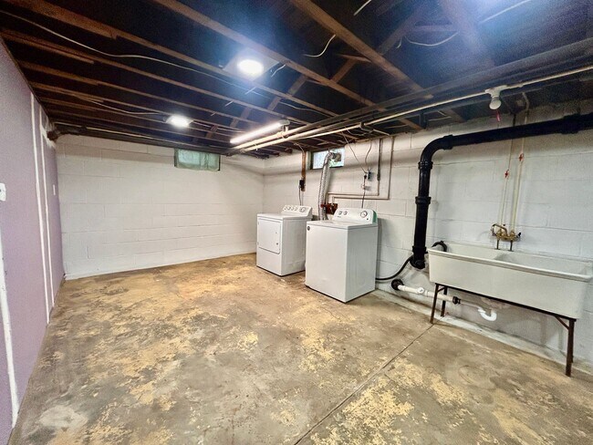 Building Photo - Spacious 3-Bedroom 1.5 Bath Home For Rent ...