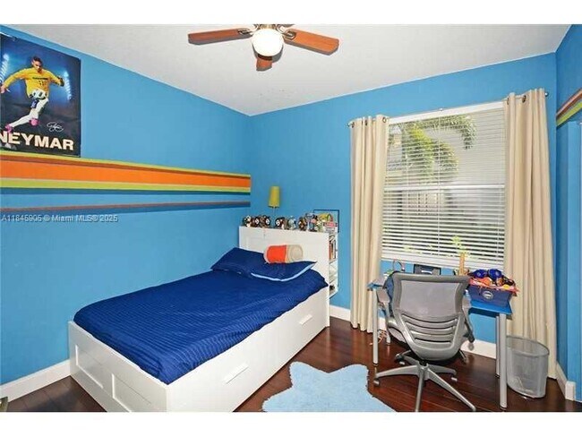 Building Photo - 896 Marina Dr