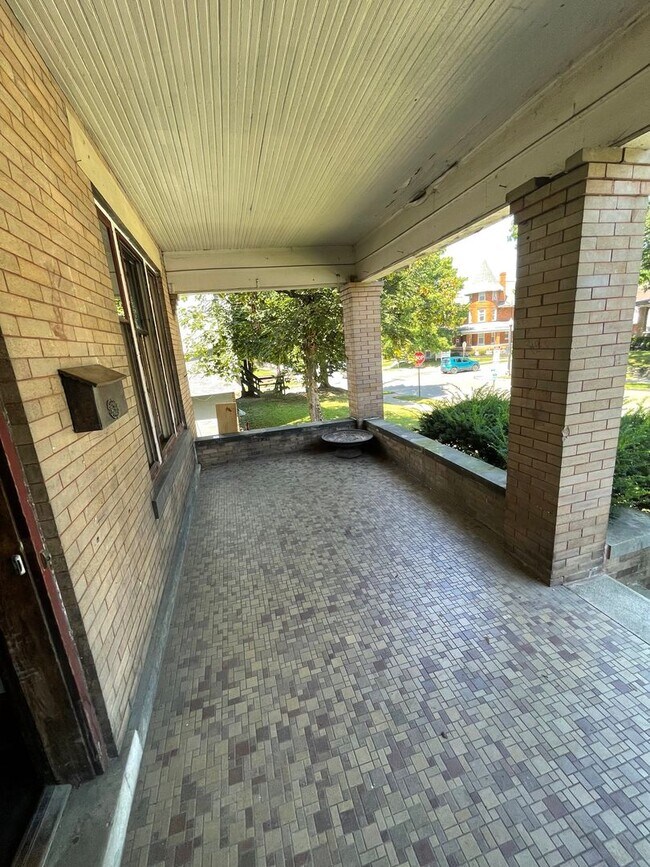 Building Photo - Large Brick 7 bedroom home.