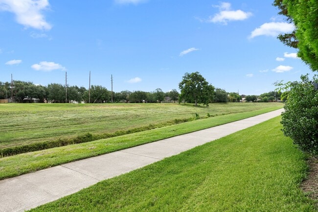 Building Photo - 4702 Forest Home Dr