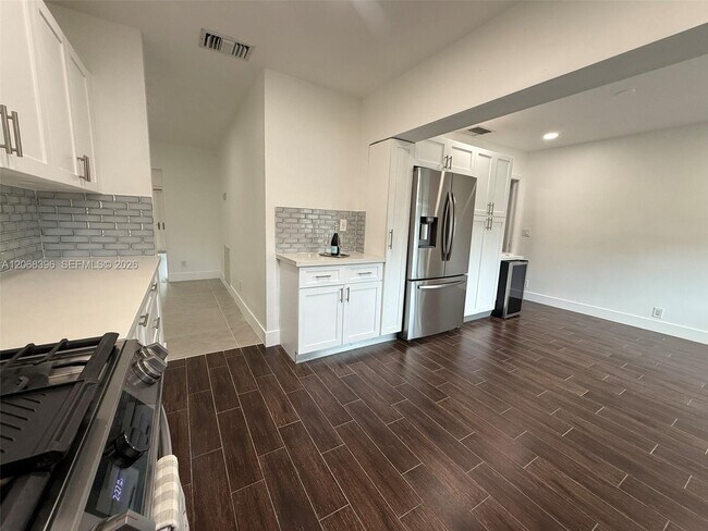 Building Photo - 5530 SW 96th Ave