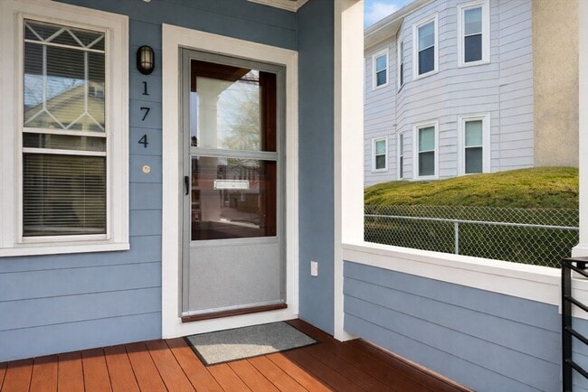 Building Photo - 174 Maplewood St