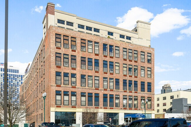 Building Photo - 25 Leroy Pl