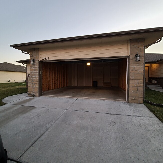 Building Photo - 12823 E Zimmerly St