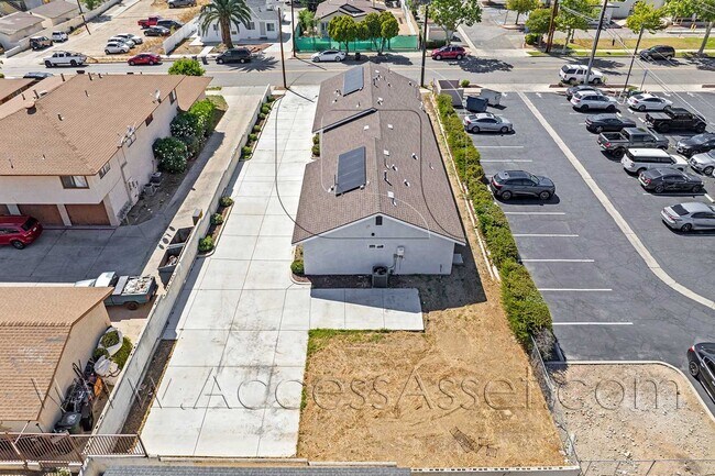 Building Photo - 108 S Lindsay St