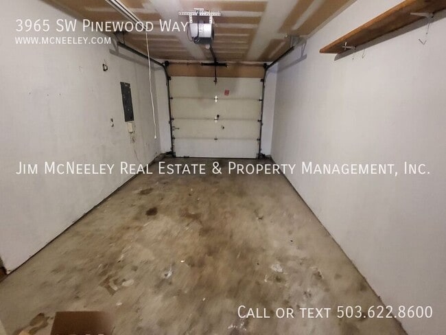 Building Photo - 3965 SW Pinewood Way