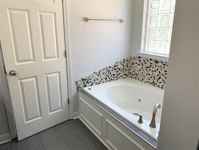 Building Photo - 320 Foundry Cir