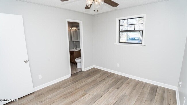 Building Photo - 247 Poinsettia Dr