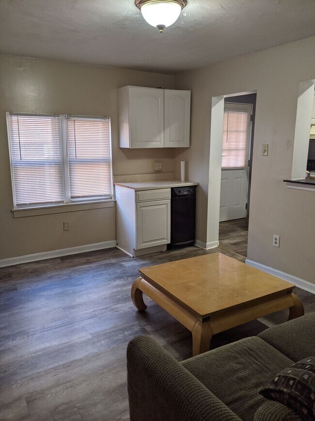 Building Photo - South Oakland renovated apartment