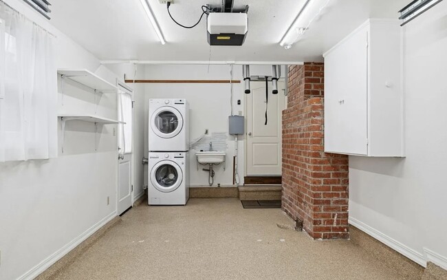 Building Photo - House For Rent