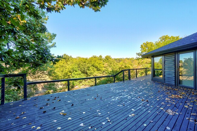 Building Photo - Beautiful Mid-Century modern Home