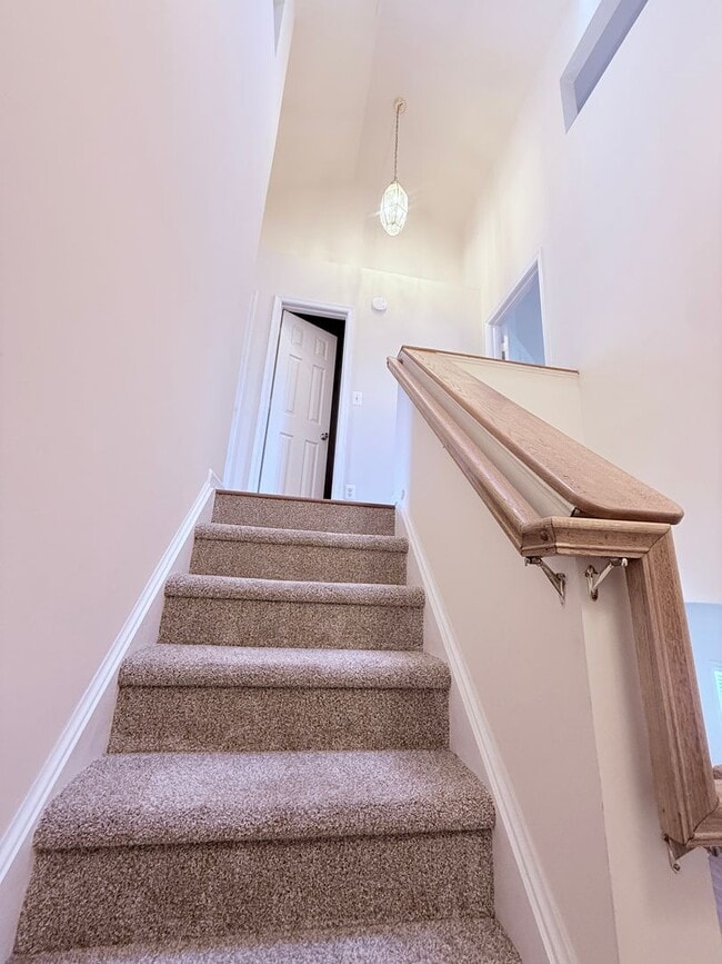 Building Photo - Luxury End Unit Townhome