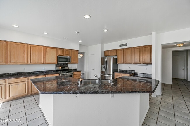 Building Photo - 4633 E Robin Ln