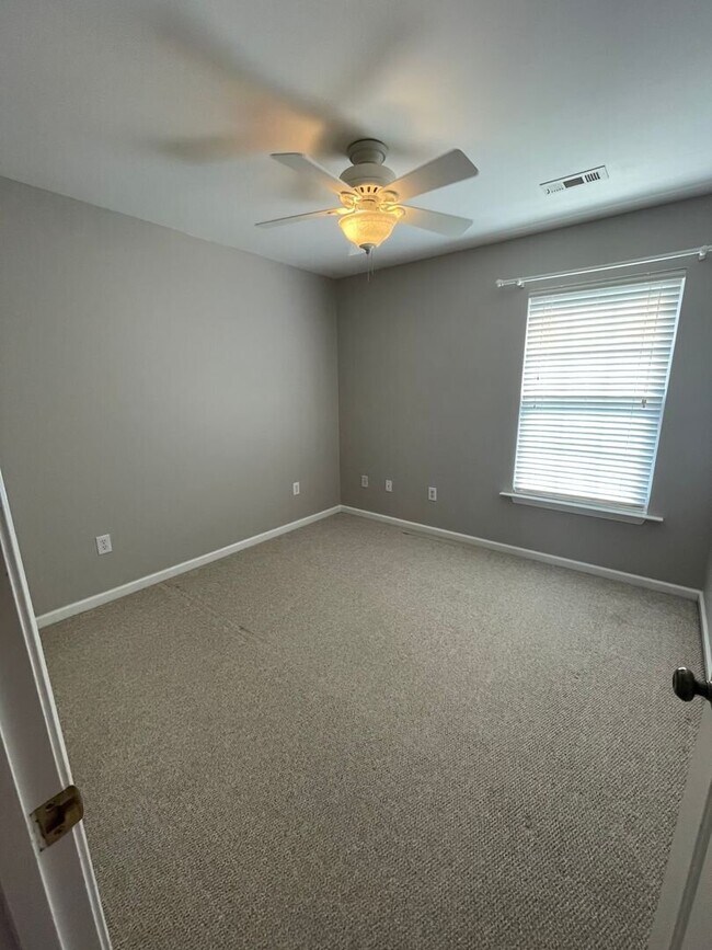 Building Photo - Lovely 3 Bedroom 2.5 bath Home in Bridges Estates, walking distance to Bridgeway Station!!
