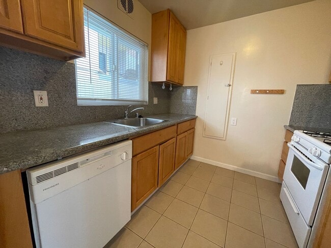 Building Photo - 655 Oakland Ave