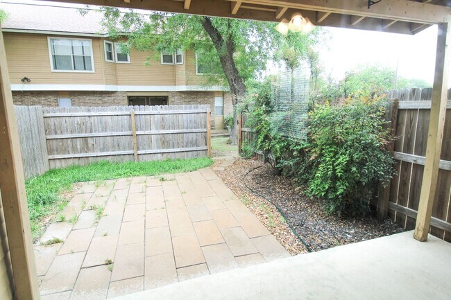 Building Photo - 945 Schertz Pkwy