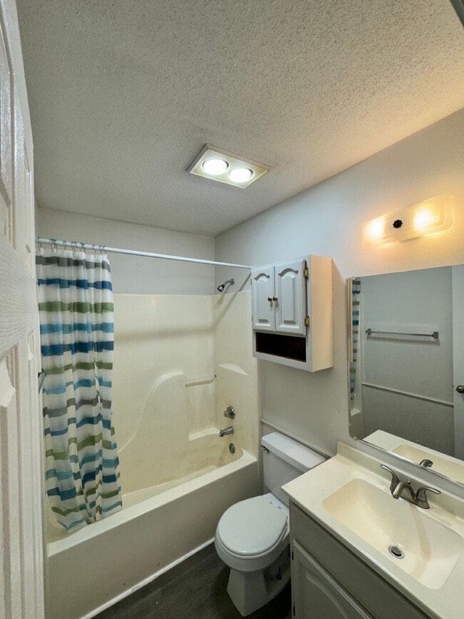 Building Photo - "Charming Lubbock Home: 3-Bedroom, 2-Bath Sanctuary with 1157 Sq Ft of Comfort!"