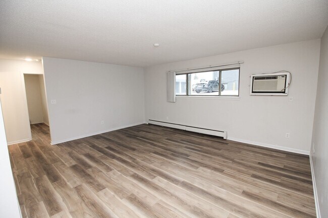 Building Photo - Renovated 2 Bed 1 Bath Apartment