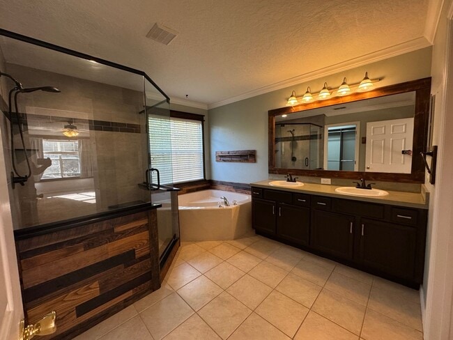 Building Photo - Spacious 4-bedroom, 3-bath POOL home in Cypress Springs! Pool Service INCLUDED!