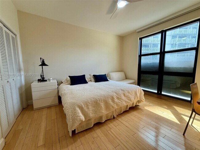 Building Photo - 1121 Crandon Blvd