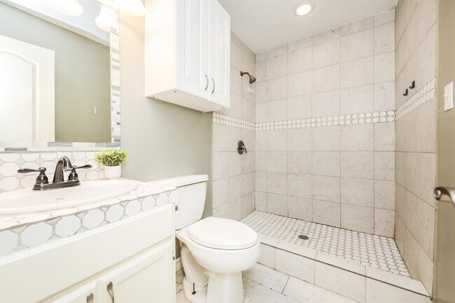 Building Photo - 205 W San Carlos St