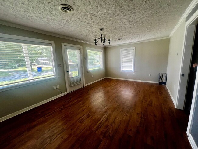 Building Photo - Adorable 2 bedroom home