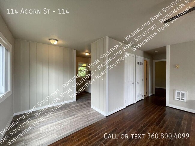 Building Photo - 114 Acorn St