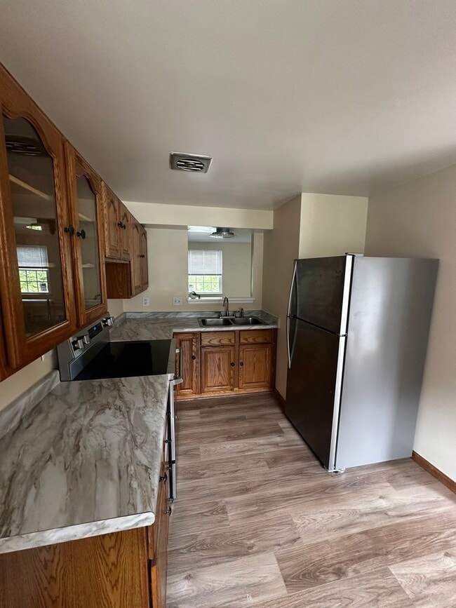 Building Photo - Charming 2 Bedroom Townhouse Available Now...