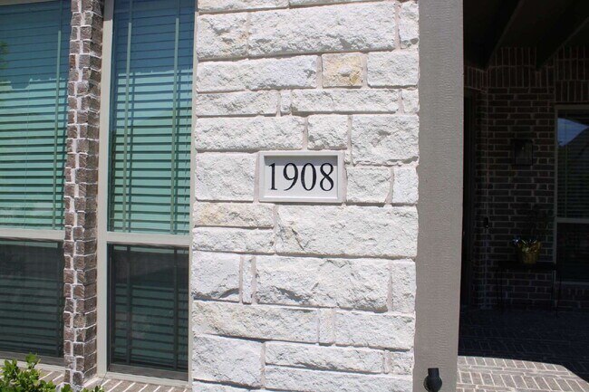 Building Photo - 1908 Midhurst Dr
