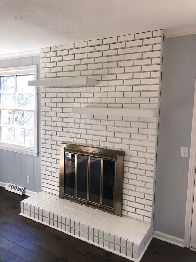 Building Photo - Charming single-level ranch home offers 4 bedrooms and 2 bathrooms in Brentwood