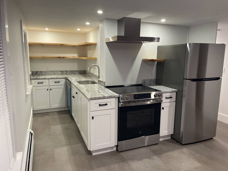 Building Photo - 13 Middle St