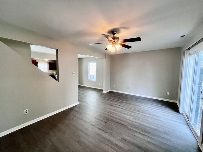 Building Photo - Nicely Updated 3 Bedroom Duplex