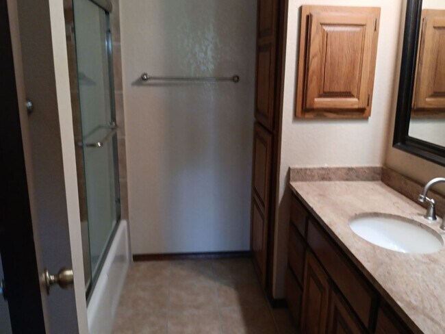 Building Photo - 3 Bedroom, 2 Bathroom Home! Schedule a Showing!