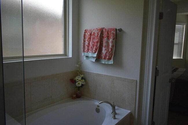 Building Photo - 1109 Sundrops St