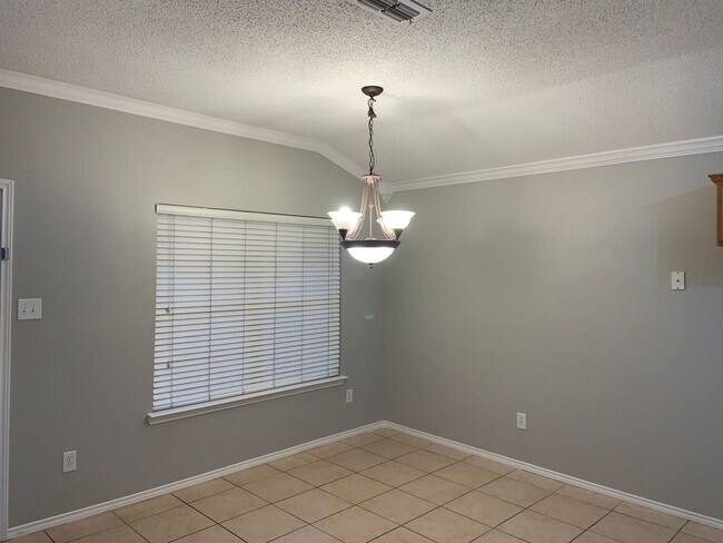 Building Photo - Fantastic House Available June 6th in Fren...