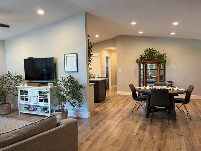 Building Photo - 55 E 700 S