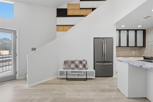 Building Photo - 10855 Meadowglen Ln