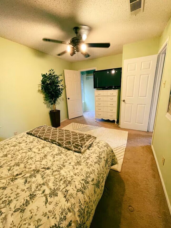 Building Photo - Beautifully Updated 3/2 — FULLY FURNISHED in North Austin