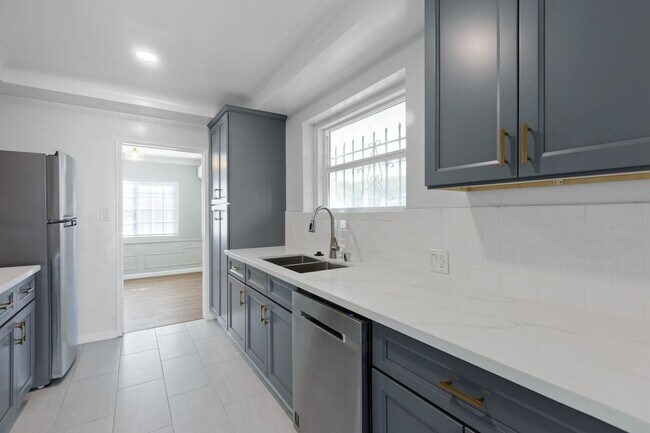 Building Photo - Charming 3-Bedroom Home in Cheviot Hills – Move-In Ready!