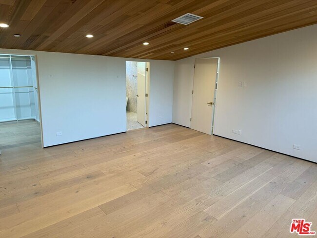 Building Photo - 611 Broadway St