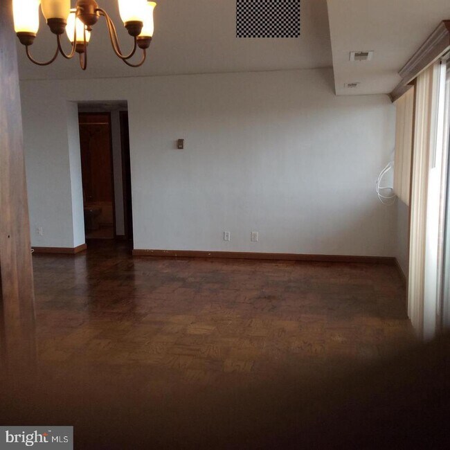 Building Photo - 5831 Quantrell Ave