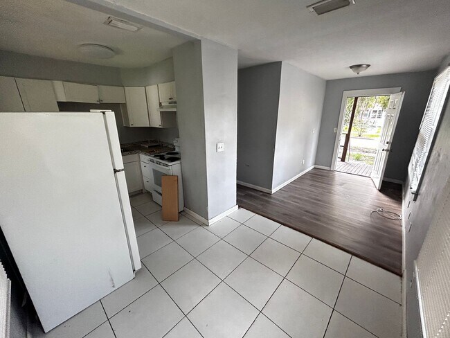 Building Photo - Steal of a Deal! 3/1 on Eastside under $1k...