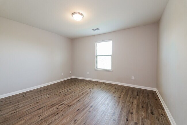 Building Photo - 2928 Parker Dr