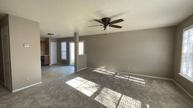 Building Photo - HOUSE...3 Bedroom 2.5 Bath